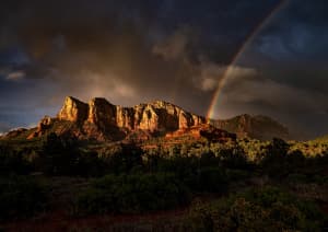 Вид на скалы с радугой