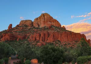 Скалы на фоне голубого неба