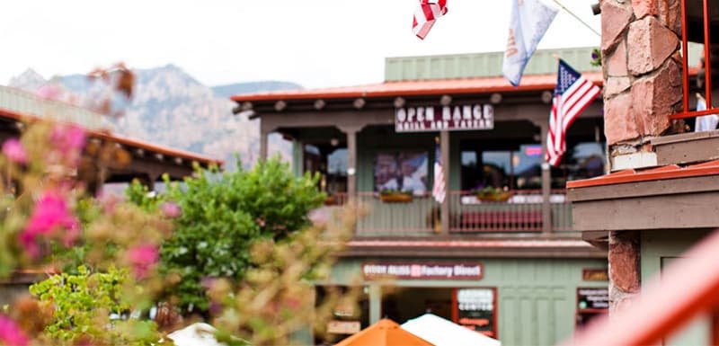 Крыши домов на фоне гор